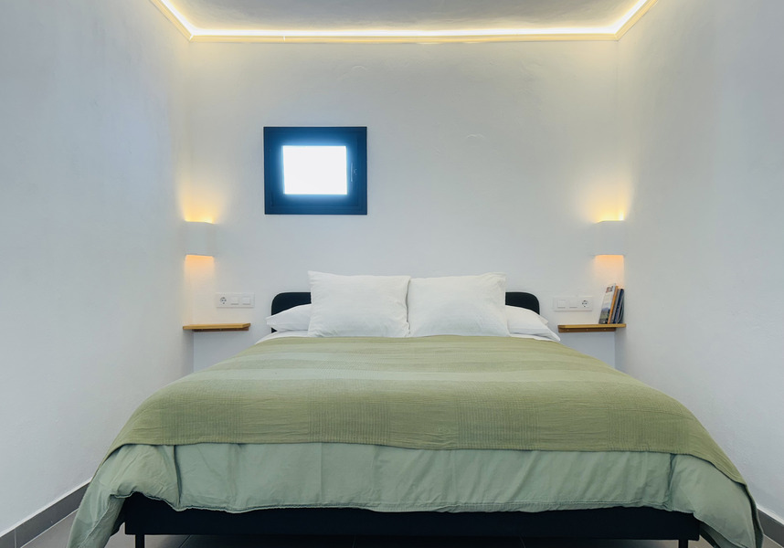 Cama doble cómoda dormitorio apartamento vacacional Facinas Tarifa