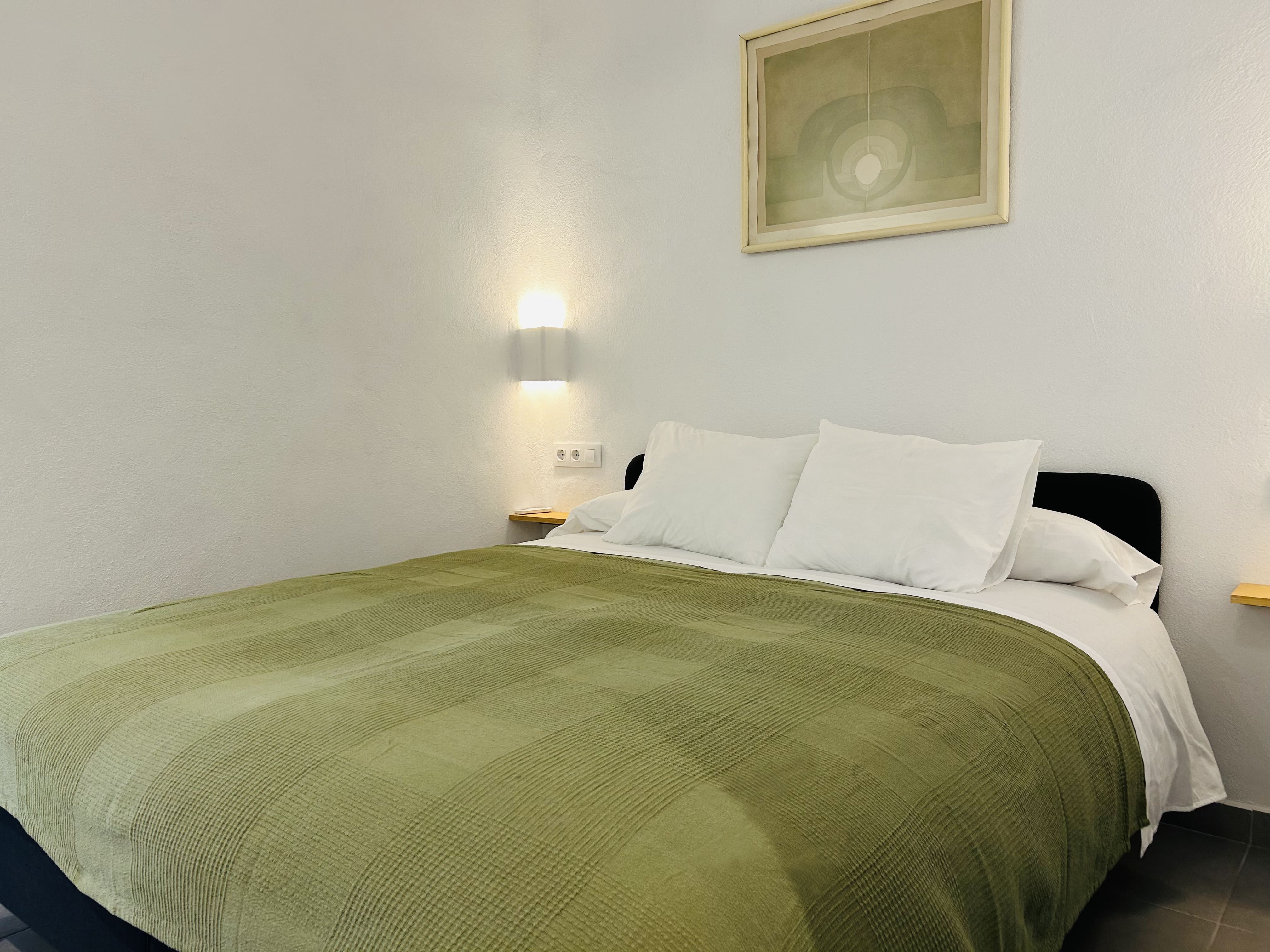 Dormitorio de apartamento con aire acondicionado y piscina en Facinas, cerca de Tarifa