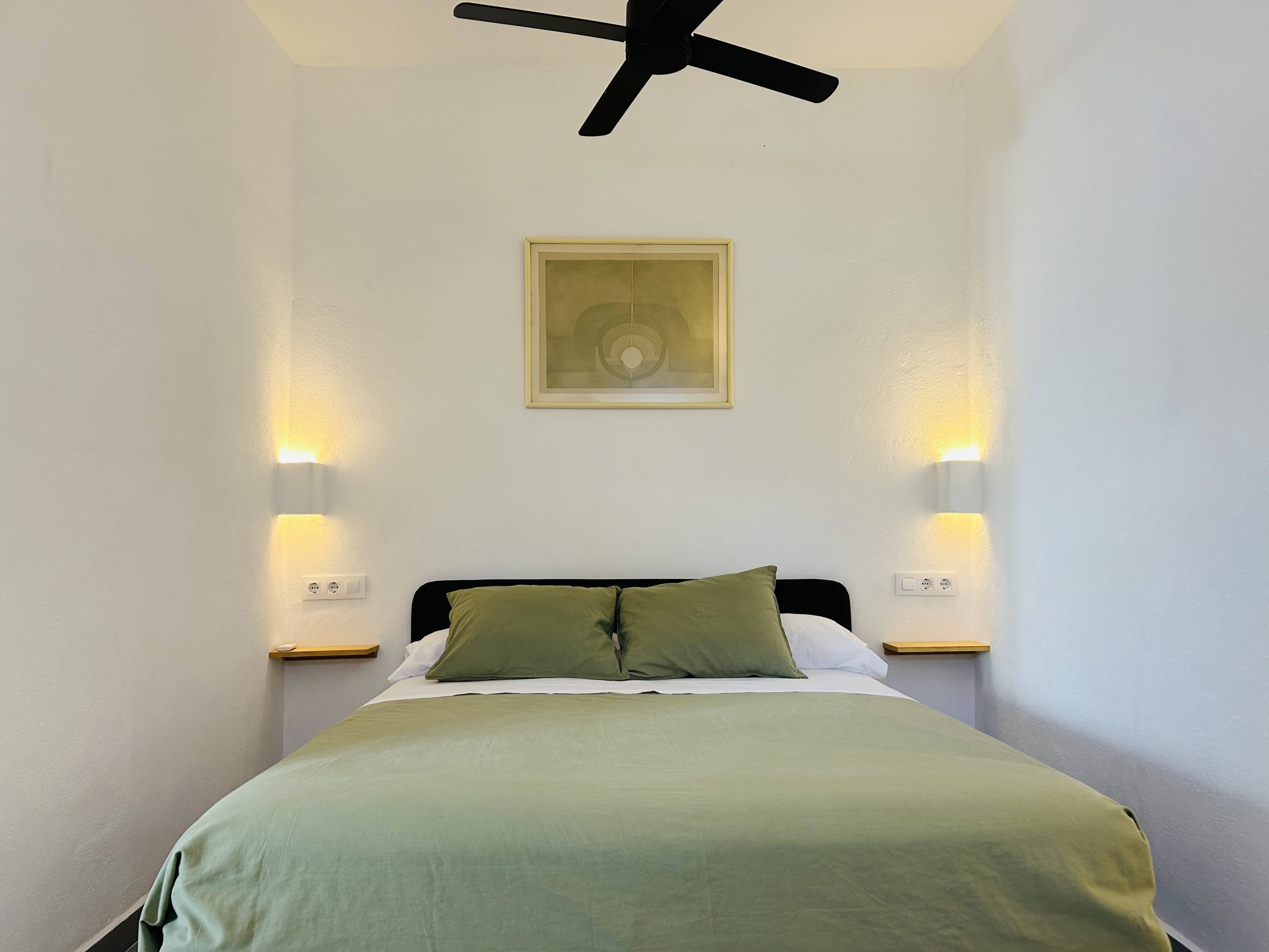 Cama doble cómoda dormitorio apartamento Facinas Tarifa