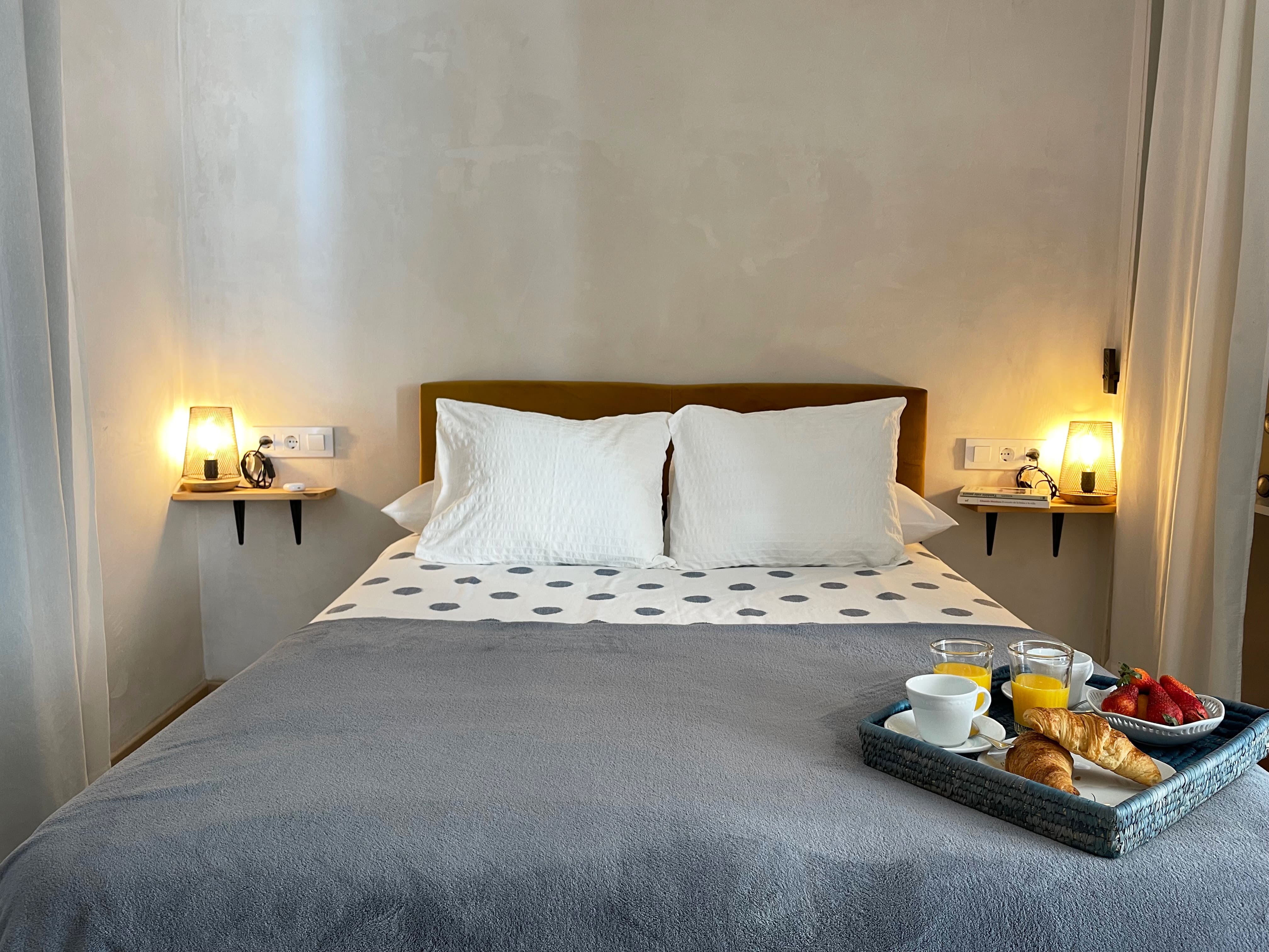 Dormitorio de apartamento con aire acondicionado en Tarifa centro