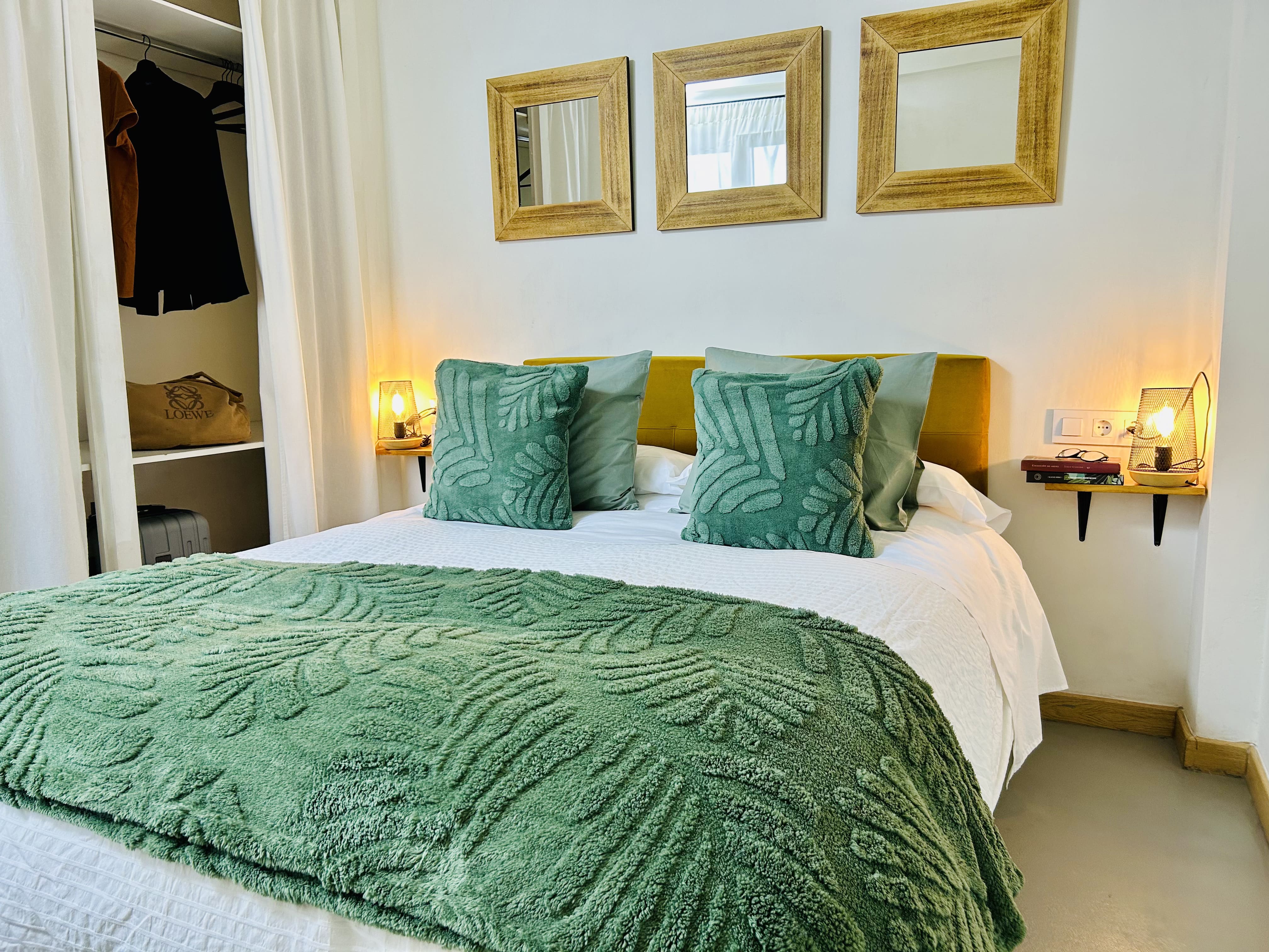 Dormitorio luminoso apartamento Tarifa centro con cama doble cómoda y mesitas modernas