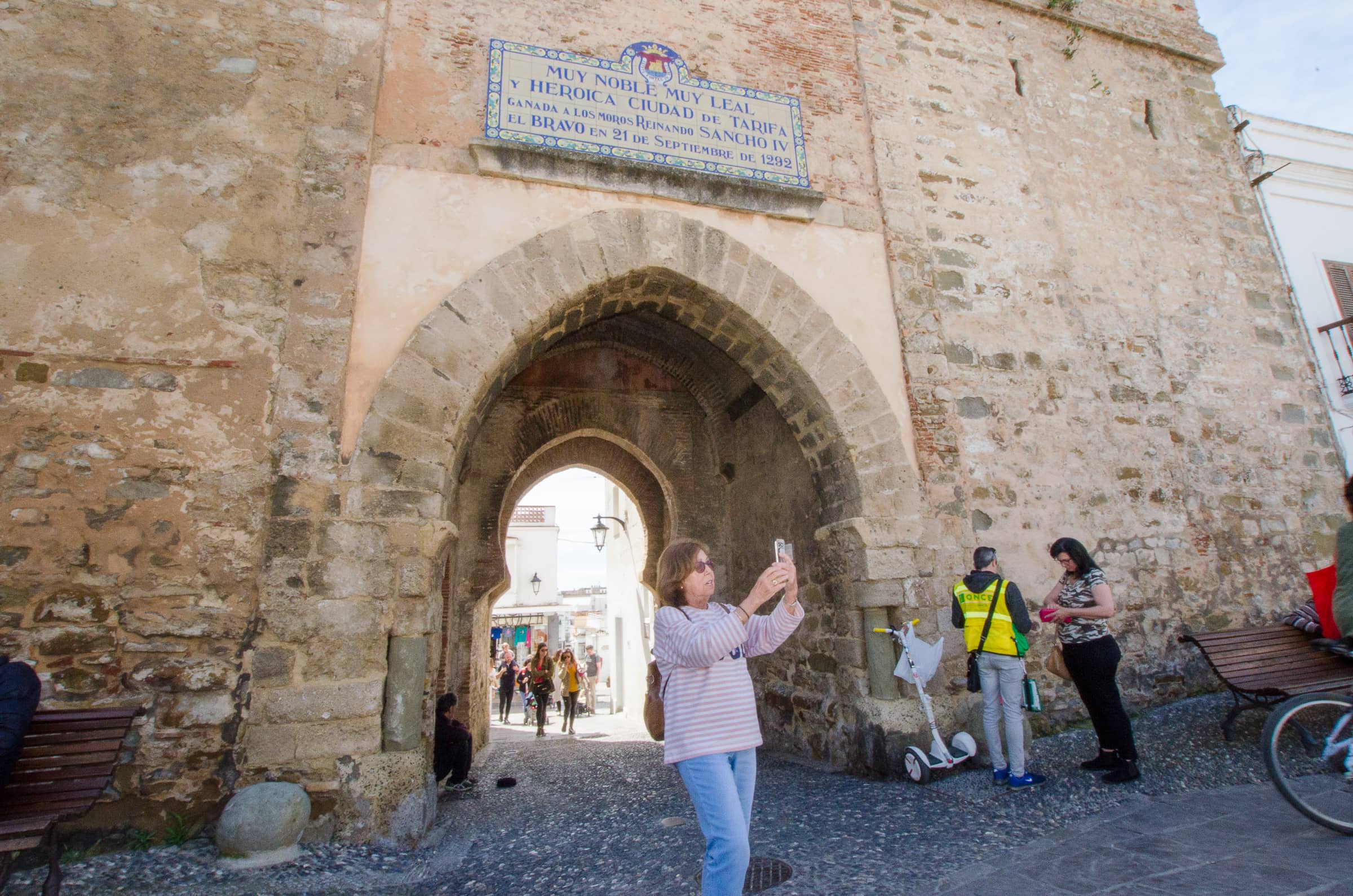 Mujer haciéndose una foto en la Puerta de Jerez de Tarifa
